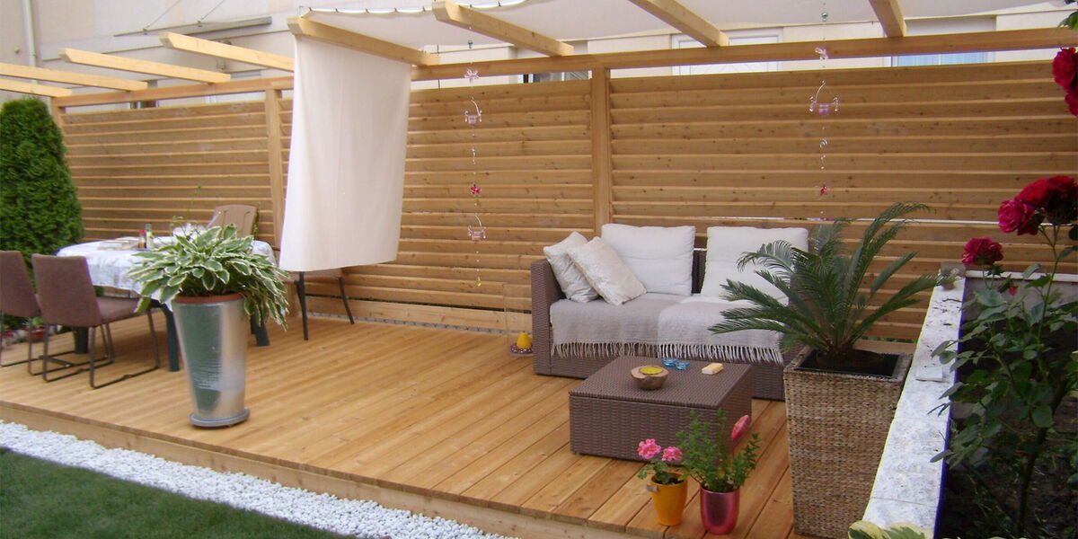Holzterrassen bauen - Holzterrasse mit Sichtschutz Holzterrassen bauen - Holzterrasse mit Sichtschutz
