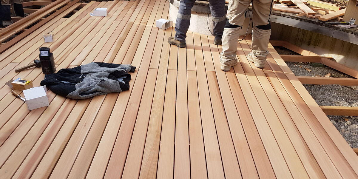 Holzterrasse bauen - Zedernholz Terrasse mit Unterkonstruktion Holzterrasse bauen - Zedernholz Terrasse mit Unterkonstruktion